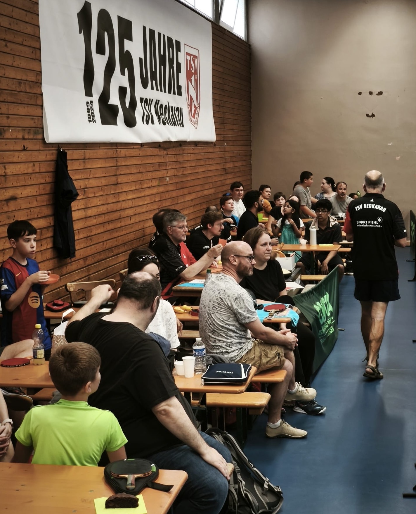 Gut gefüllte Halle mit Fans und Aktiven